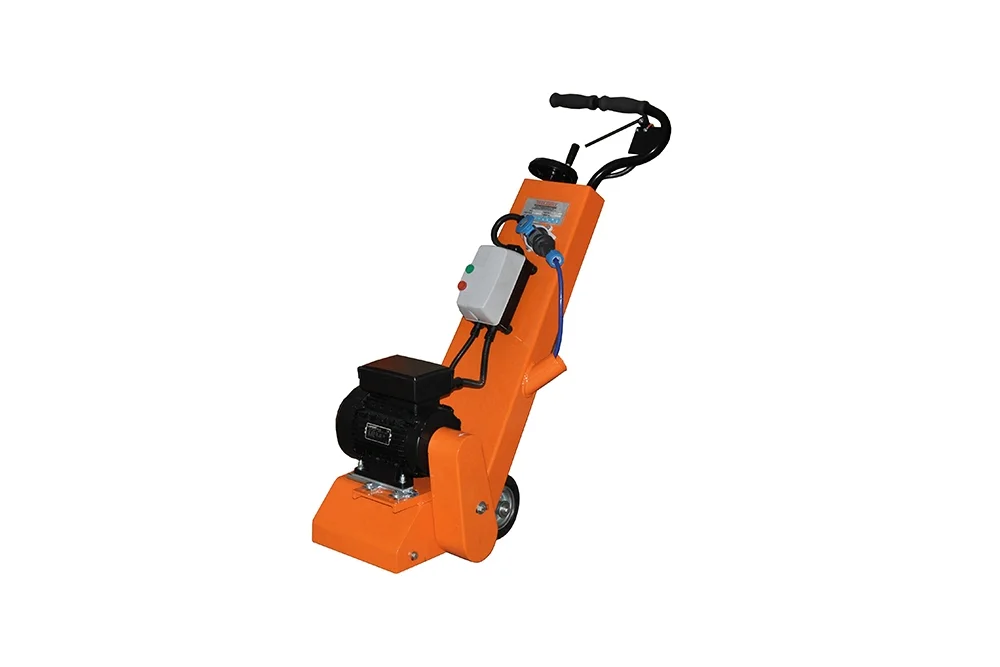 Eine orangefarbene, elektrische Beton- und Estrichfräse vor weißem Hintergrund.